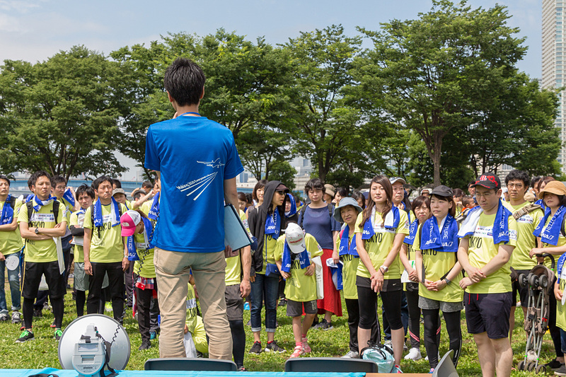 イベントを主催している各社からも理解を深めようと多くの人たちが参加していた。写真は出発前に結団式を行なうANAグループの皆さん