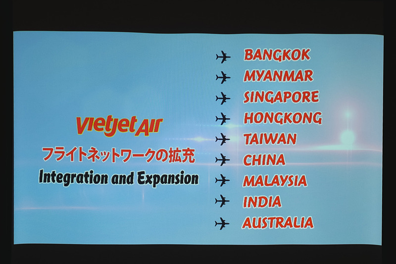 ベトジェットの歴史を紹介するビデオの上映。三菱UFJフィナンシャルグループとの経済連携協定や、JAL（日本航空）との包括的業務提携など、日本企業との協業も進んでいる