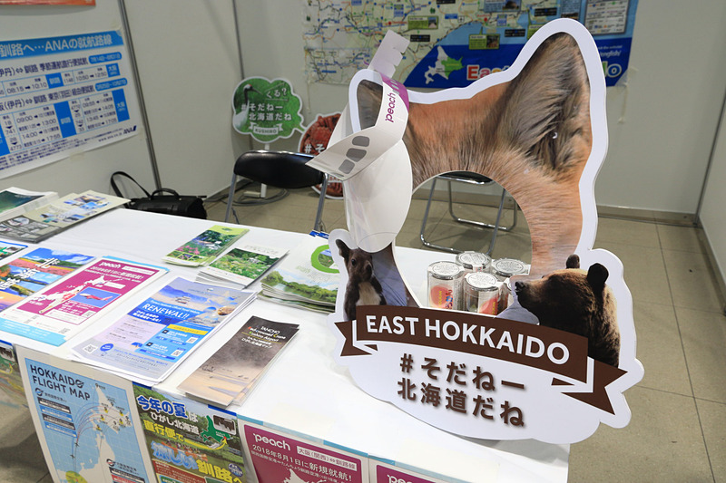 顔出しパネルで撮影する来場者も