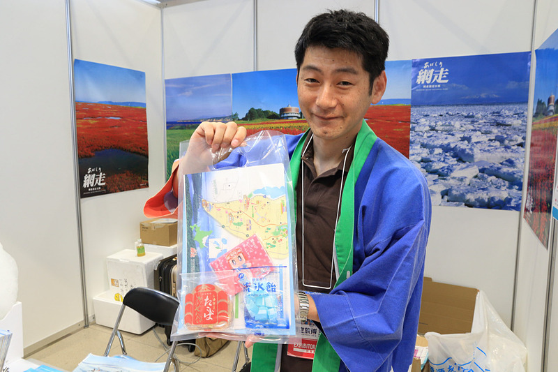 チラシ・パンフレットとともに「たらばかにせんべい」や「流氷飴」を配布