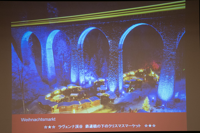 ラヴェンナ渓谷では鉄道橋の下でクリスマスマーケットが開かれる