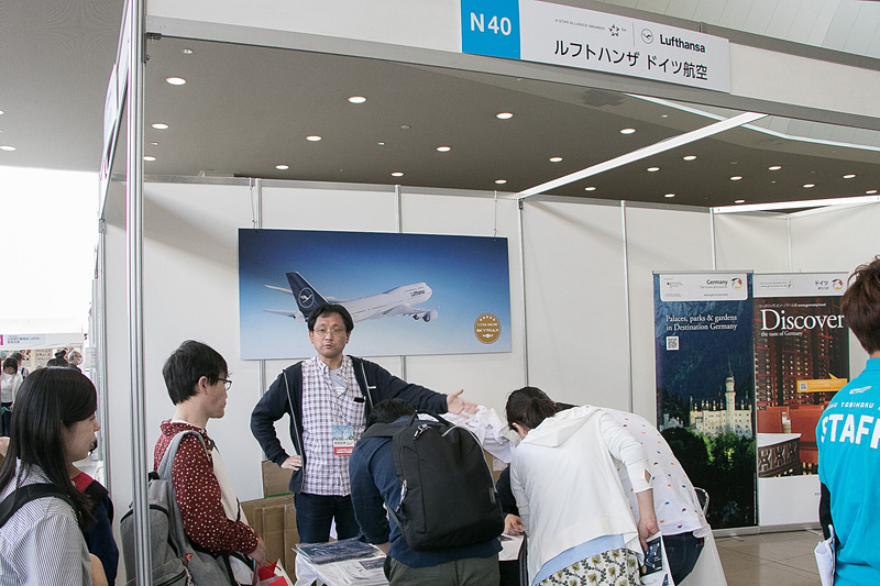 関空旅博2018のルフトハンザ ドイツ航空とドイツ観光局のブースでは、観光パンフレットの配布や、ルフトハンザの新しいロゴマークをあしらったグッズのプレゼント企画などを行なっていた