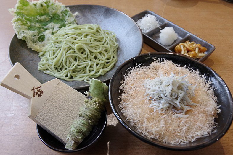 「牧茶庵」お勧めメニュー、「釜揚げしらすめしと茶蕎麦」（1200円）