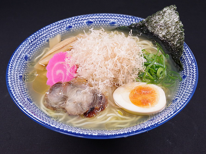 「焼津 堅魚屋 新丸正」お勧めメニュー、「まぐろ追い節香る潮そば」（880円）