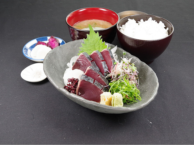 「焼津の網元 いちまる」お勧めメニュー、「わら焼鰹のたたき定食」（980円）