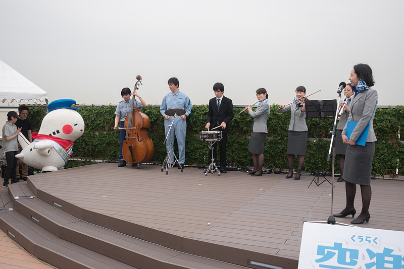 ANA team.空楽隊に導かれてステージに上がったそらやん。関西3空港統一キャラクターへの任命状を授与