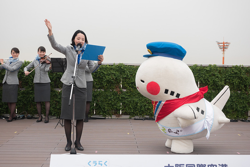 ANA team.空楽隊に導かれてステージに上がったそらやん。関西3空港統一キャラクターへの任命状を授与