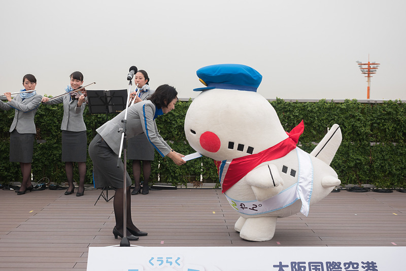 ANA team.空楽隊に導かれてステージに上がったそらやん。関西3空港統一キャラクターへの任命状を授与
