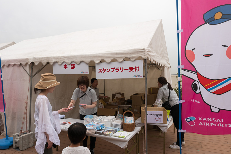 会場内4カ所に設けられたポイントをまわる「そらやんスタンプラリー」。カード配布場所に一番近いポイントは、朝一番に大行列