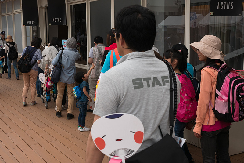 会場内4カ所に設けられたポイントをまわる「そらやんスタンプラリー」。カード配布場所に一番近いポイントは、朝一番に大行列