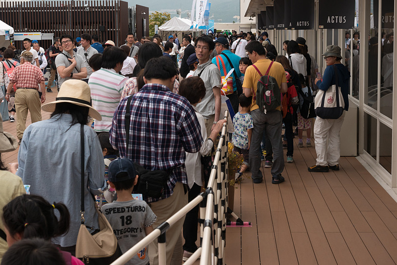 会場内4カ所に設けられたポイントをまわる「そらやんスタンプラリー」。カード配布場所に一番近いポイントは、朝一番に大行列