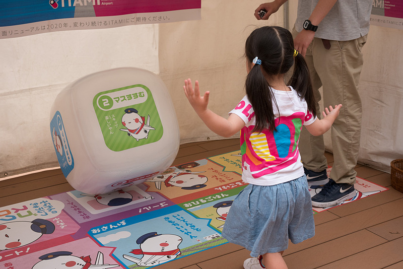 会場内の関西エアポートブースでは「そらやんすごろく」を実施。8マスの双六で、サイコロを4回振ってゴールできればメモ帳、ゴールできなかったら参加賞のそらやんシールをプレゼントしていた