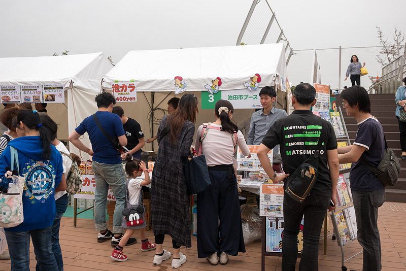 チキンラーメン発祥の池田市は、チキンラーメンを衣にした野乃鳥の「池カラ」を販売