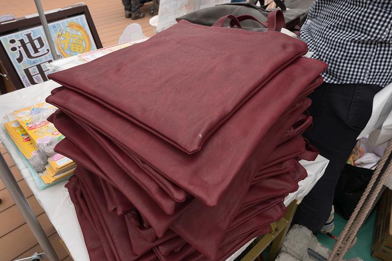 池田市のブースは池田市情報サイト「いけナビ」の公式Facebookページのフォローキャンペーンでミニラーメン2個をプレゼント。写真右の袋に入れて、観光情報パンフレットなどと一緒にプレゼント