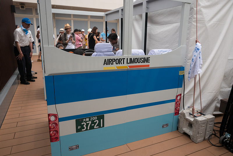大阪空港交通は実際のバスの運転席部品を使って作られたミニチュアバスでの撮影会を実施