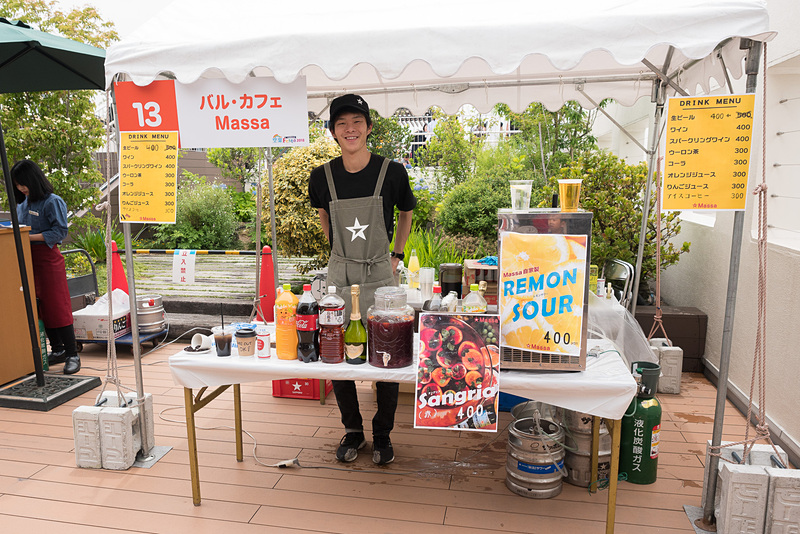 4月18日の新規出店組からは、「バル・カフェ Massa」（写真左）、「海キッチン KINOSAKI」（写真右）もドリンク販売のブースを出展した