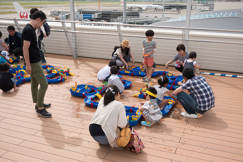 リニューアルオープンした際に新規出店した「ボーネルンドあそびのせかい」から、「アクアプレイ（AquaPlay）」のロングコースを楽しめる体験コーナー