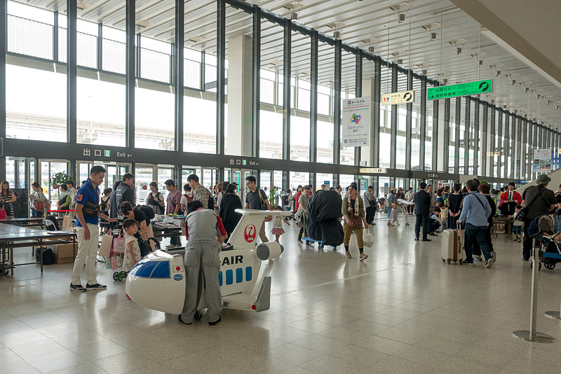 北ターミナル1階のロビーステージ前に設けられたJALブース