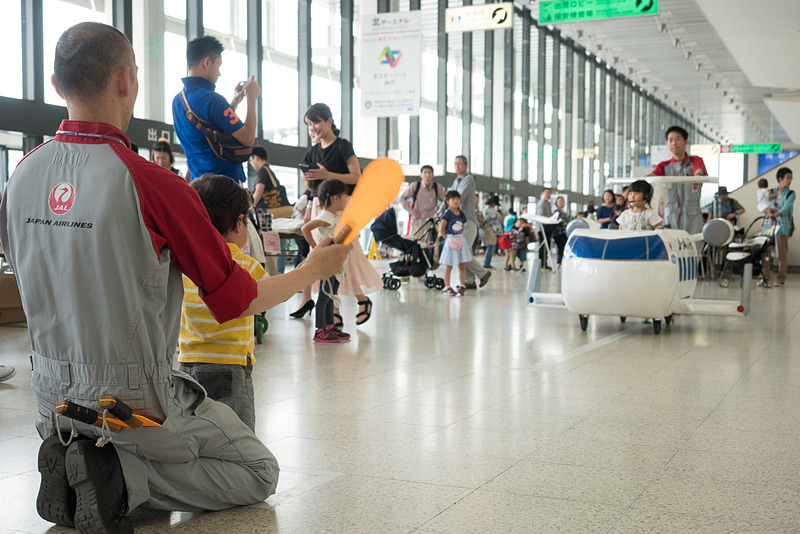 本物の塗料やシートなどを使ったミニ飛行機とマーシャラー体験コーナー