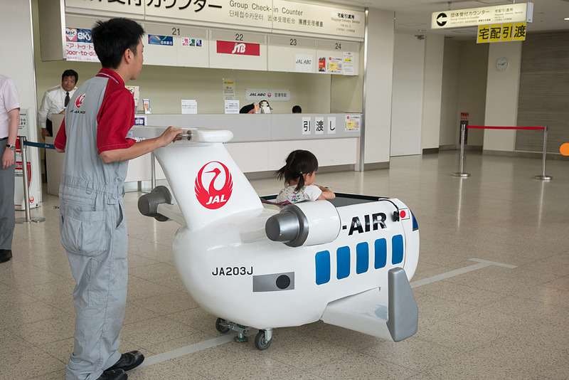 本物の塗料やシートなどを使ったミニ飛行機とマーシャラー体験コーナー