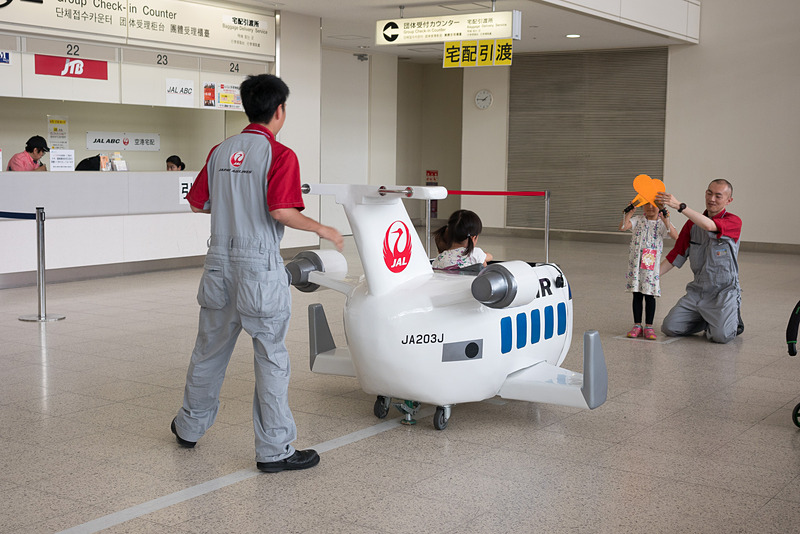 本物の塗料やシートなどを使ったミニ飛行機とマーシャラー体験コーナー