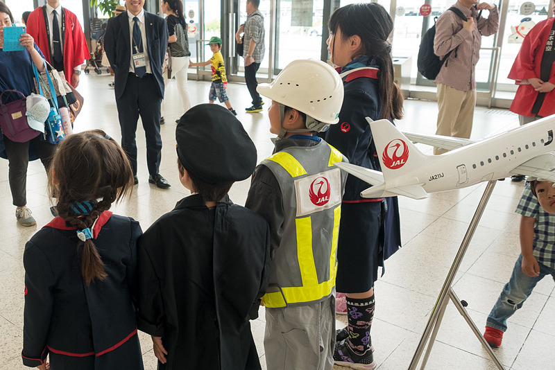 制服着用体験コーナー。以前は時間を区切って実施したが、ブースの会場が変わって広くなったので、ここに来ればいつでも体験してもらえるようにと、今年は時間を区切らず実施した。撮影した人には信州まつもと空港ブースで「信州安曇野リンゴジュース」をもらえる引換券をプレゼント