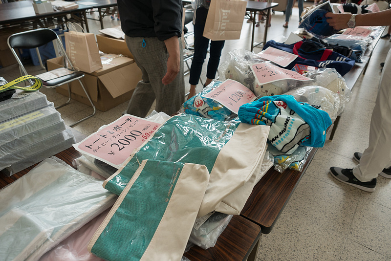 物販コーナー。鶴丸ロゴが入ったグッズが人気