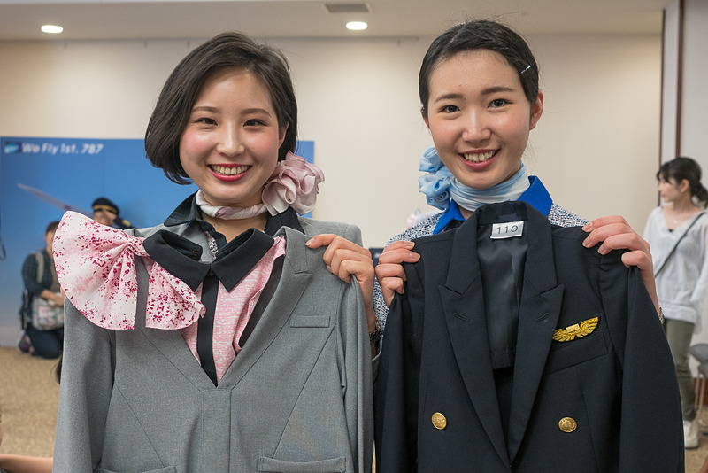 制服着用体験コーナー。ボーイング 787型機のバックパネルの前で記念撮影