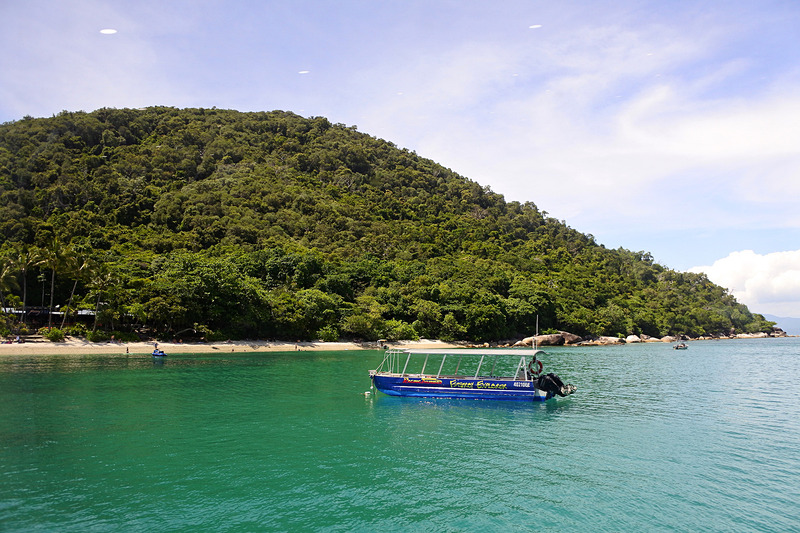宿泊施設や熱帯雨林散策が楽しめるフィッツロイ島でオーストラリア1のビーチ探しを！