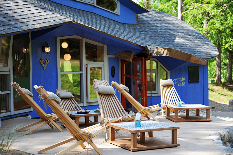 ブルーの壁や屋根が印象的な木造2階建て