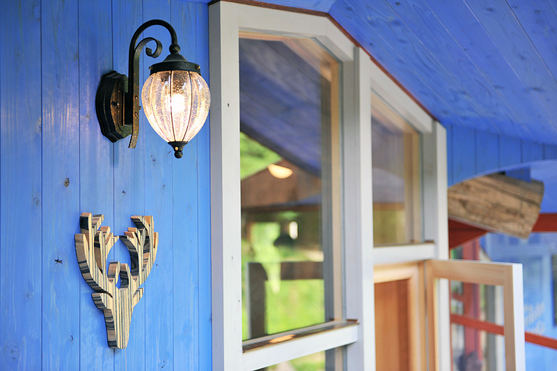 外壁などには地元材である西川材の杉を使用