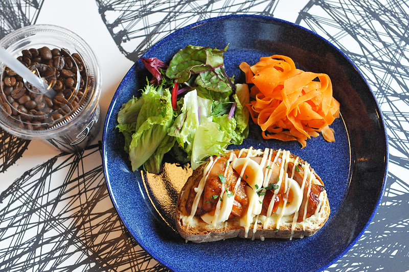 スモーブローランチプレートの「テリヤキ」。スモーブローとはデンマークなど北欧エリアで食べられるスタイルのパンで、好きなパンにバターなどを塗り、その上にいろいろな具材を乗せたオープンサンドイッチのこと