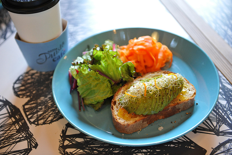 「ヴィへルシュ」はアボカドがたっぷり乗ったトースト