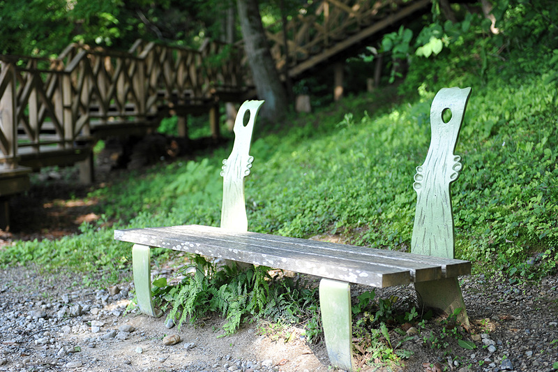 ユニークな形のベンチ