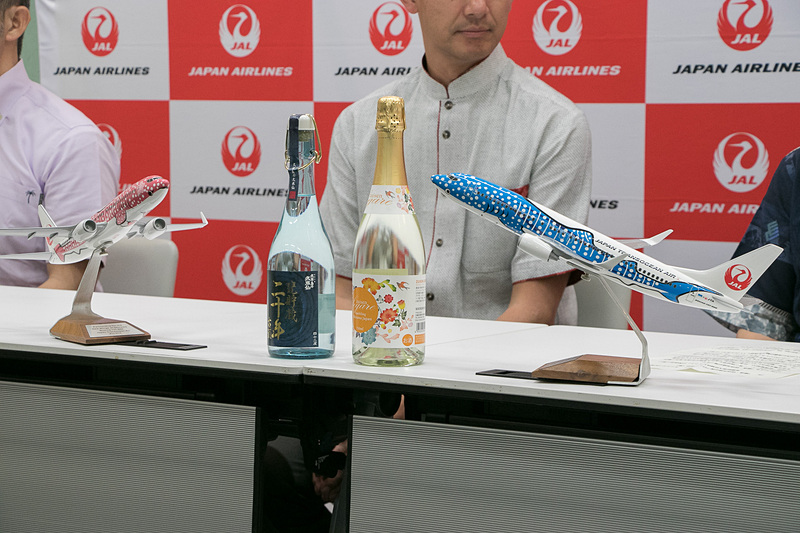 羽田空港国際線ターミナル内で「國酒・琉球泡盛応援プロジェクト」キックオフ記者会見を開いた。会見には沖縄から蔵元の代表者や「泡盛の女王」も参加した