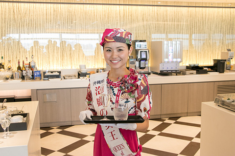 JAL、「泡盛の女王」が登場した琉球泡盛応援プロジェクト会見。20年古