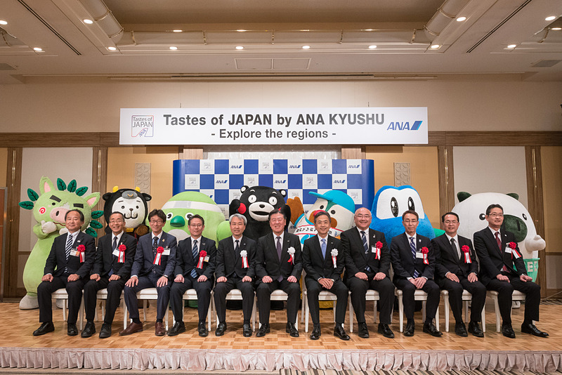 記者発表会にはANA、九州観光推進機構、各県の代表者とご当地キャラクターが集結した