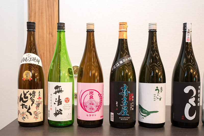 福岡県の國酒。写真左の6銘柄が羽田空港 国内線/国際線、写真右の5銘柄が成田空港、関空の国際線で提供するもの