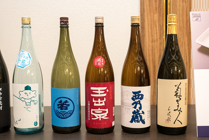 福岡県の國酒。写真左の6銘柄が羽田空港 国内線/国際線、写真右の5銘柄が成田空港、関空の国際線で提供するもの