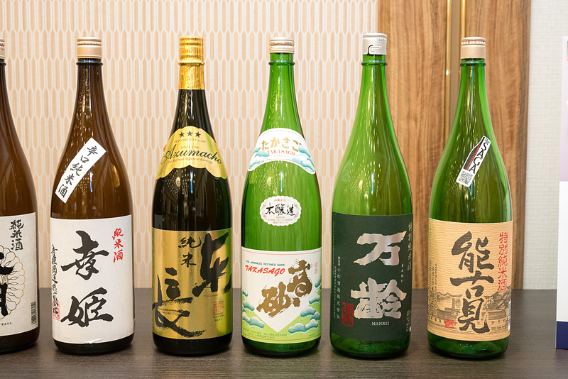 佐賀県の國酒。写真左の6銘柄が羽田空港 国内線/国際線、写真右の5銘柄が成田空港、関空の国際線で提供するもの