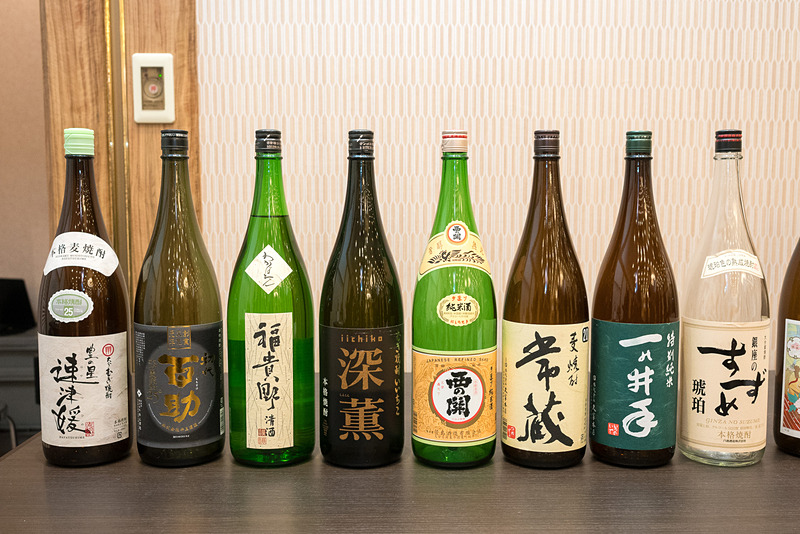 大分県の國酒。写真左の8銘柄が羽田空港 国内線/国際線、写真右の3銘柄が成田空港の国際線で提供するもの
