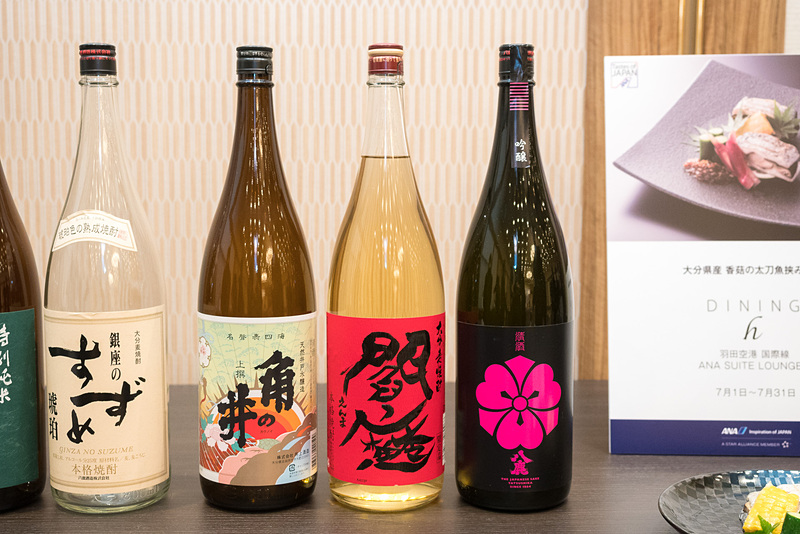 大分県の國酒。写真左の8銘柄が羽田空港 国内線/国際線、写真右の3銘柄が成田空港の国際線で提供するもの