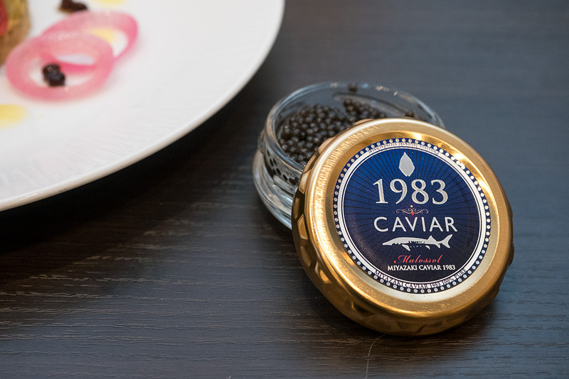 軽いスモークの紋甲烏賊と茄子のタルタル カレーとライム風味 宮崎キャビア1983添え