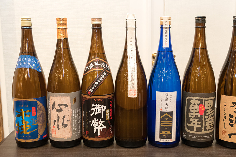宮崎県の國酒。写真左の6銘柄が羽田空港 国内線/国際線、写真右の5銘柄が成田空港、関空の国際線で提供するもの