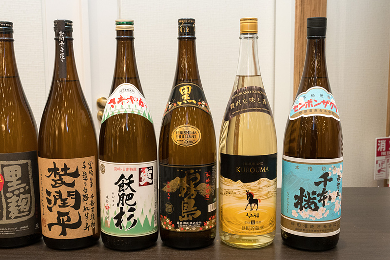 宮崎県の國酒。写真左の6銘柄が羽田空港 国内線/国際線、写真右の5銘柄が成田空港、関空の国際線で提供するもの