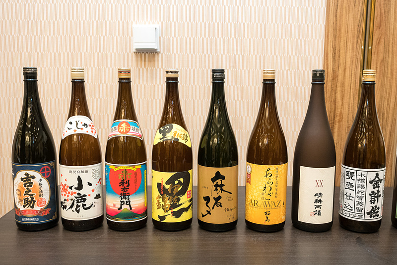 鹿児島県の國酒。写真左の8銘柄が羽田空港 国内線/国際線、写真右の3銘柄が成田空港、関空の国際線で提供するもの