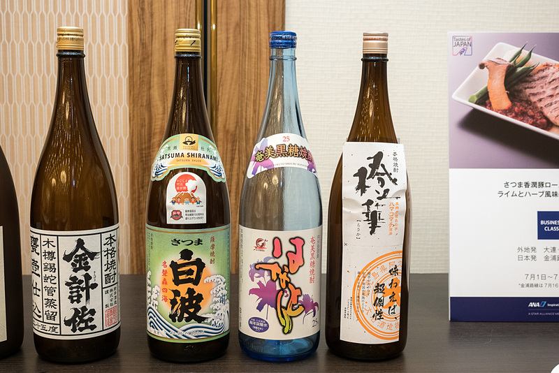 鹿児島県の國酒。写真左の8銘柄が羽田空港 国内線/国際線、写真右の3銘柄が成田空港、関空の国際線で提供するもの