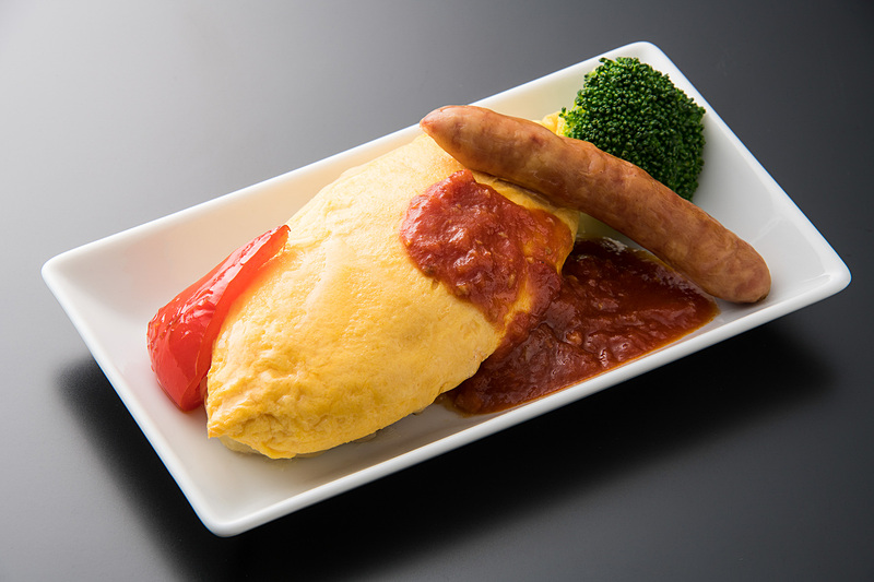 とろとろチーズオムレツ 宮崎県産ポークソーセージ添え（写真提供：ANA）