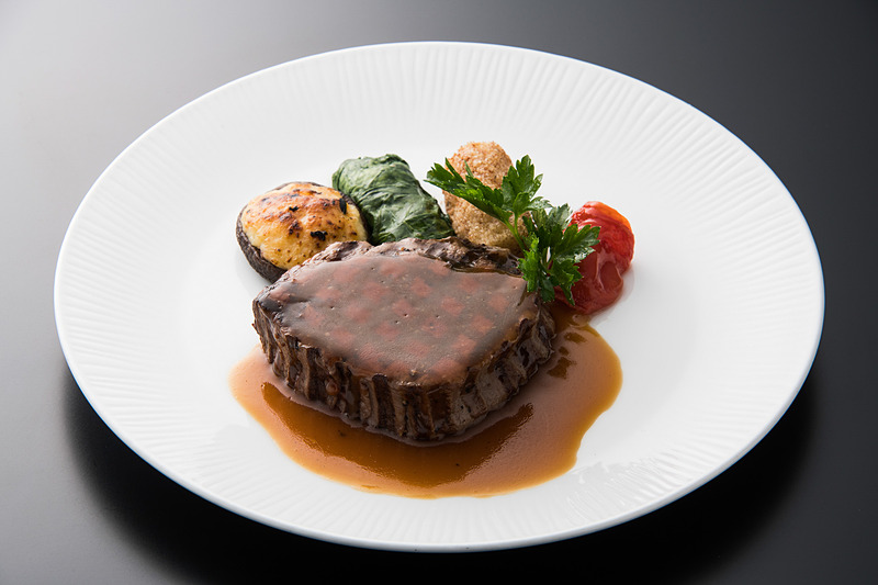 宮崎牛フィレ肉のグリル 軽いレフォールソース（写真提供：ANA）