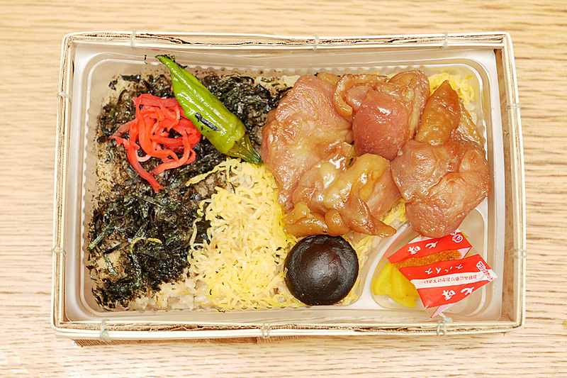 みつせ鶏を使ったかしわ飯が敷き詰められ、その上にみつせ鶏のお肉が盛り付けられている